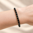 Pulsera de Ónix Negro con Detalles Dorados