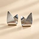 Conjunto plateado de collar geométrico y aros texturizados