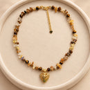 Collar de piedras naturales tono miel con corazón