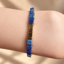Pulsera de lapislázuli y detalles dorados