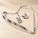 Conjunto plateado de collar geométrico y aros texturizados
