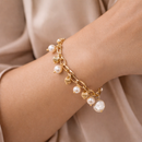 Pulsera Encanto Dorado: Perlas de Agua Dulce y Texturas del Sol