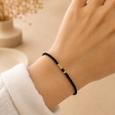 Pulsera de Hilo con Esferas Doradas