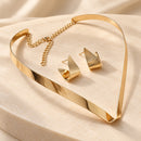 Conjunto dorado de collar y aros geométricos