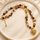 Collar de piedras naturales tono miel con corazón