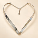 Conjunto plateado de collar geométrico y aros texturizados