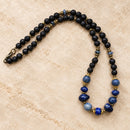 Collar de piedras azules y lava volcánica