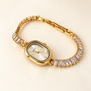 Reloj dorado con cristales blancos