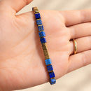 Pulsera de lapislázuli y detalles dorados